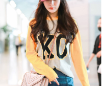 杨幂“带货女王”果然名不虚传,拼接色卫衣搭牛仔裙少女感十足