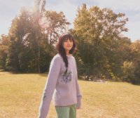 郑爽穿毛衣扎麻花辫,一下美成小精灵