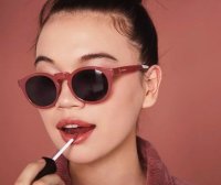 豆沙色、梅子色都靠边，今年最火的口红色是它