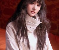 郑爽米色风衣配波浪长发成漫画女主,太不真实