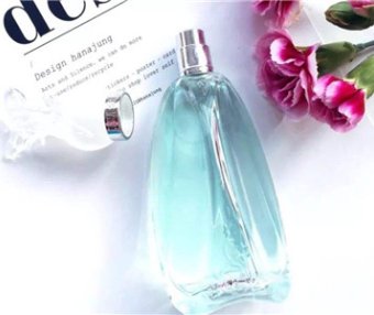 女性香水芬芳馥郁,彰显不流于俗的典雅气质