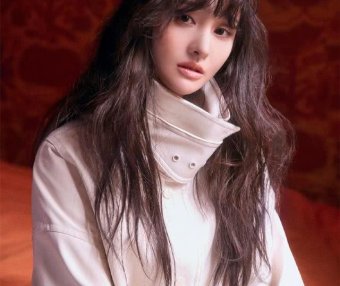 郑爽米色风衣配波浪长发成漫画女主,太不真实