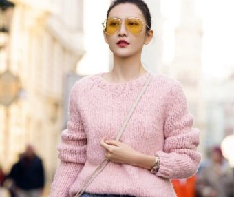 王鸥扎丸子头穿粉色比杨幂还嫩,37岁美过18岁小朋友