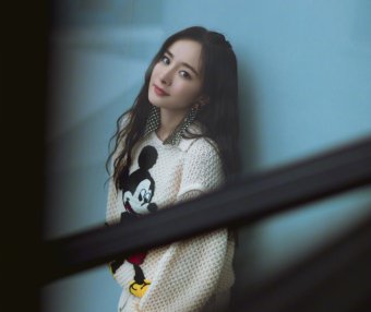 杨幂中国达人秀初秋毛衣甜美时尚写真图片