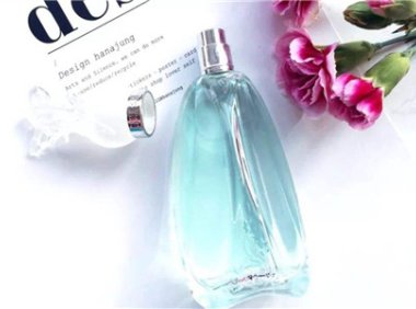 女性香水芬芳馥郁,彰显不流于俗的典雅气质