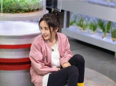 杨幂双麻花辫参加《密室大逃脱》,四款发型少女感溢出屏幕