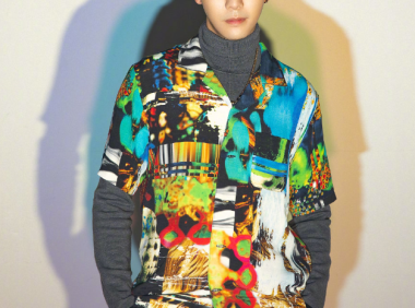 寸头造型的陈伟霆时尚满分，什么都能驾驭