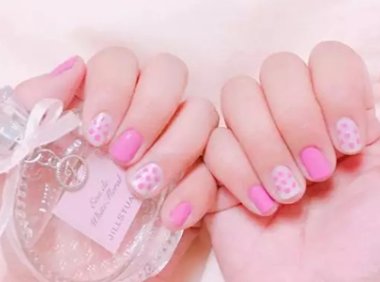 波点美甲闪耀指尖，今夏最流行复古图案