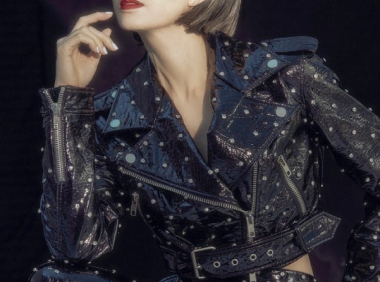 52岁的李若彤剪短发，美得不一般