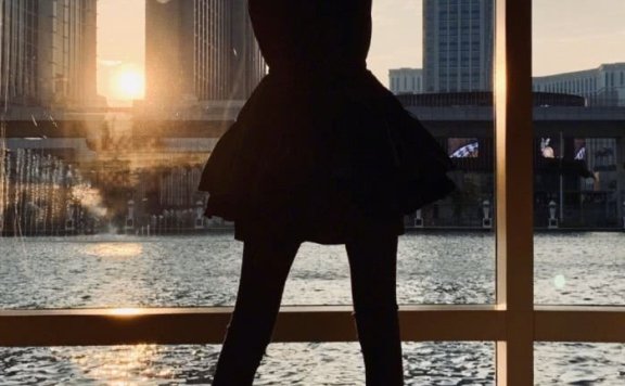 安以轩产后首复出,晒自拍秀锁骨“漫画腿”不像生过娃