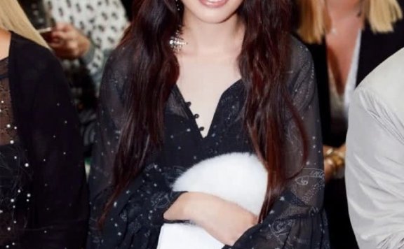 郭碧婷婚后首现身时装周，穿黑纱裙美得无死角，越来越有阔太气质
