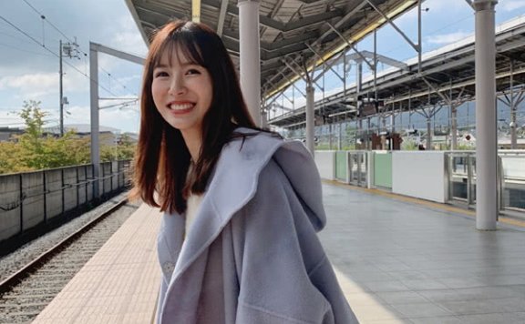 张子萱秀秋季私服,蓝色呢大衣内搭针织衫美回少女的样子