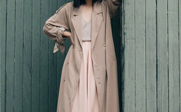 难驾驭的风衣，甘愿“拜倒”在裙子下，又飒又美