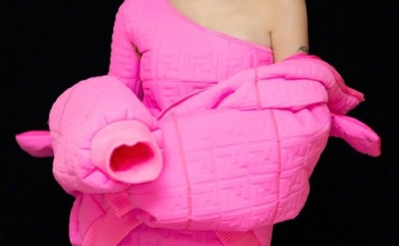 蔡依林穿玫红色斜肩裙配外套,39岁尽显青春活力