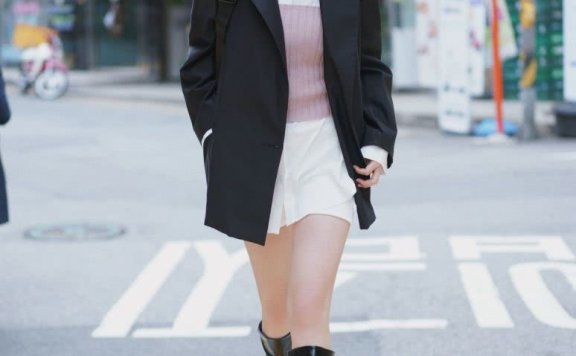 张俪高挑骨感穿红色腰封搭黑色开叉长裙,轻松勾勒锁骨与腰线