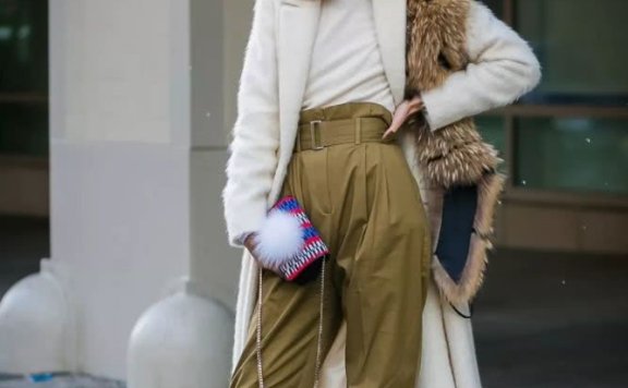 别再穿高跟鞋了,奶奶裤搭配短靴才是今年秋冬最流行