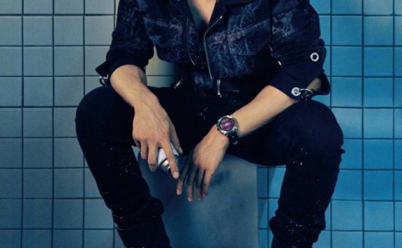 黄景瑜大片上线,运动造型搭配太帅气,腹肌抢镜