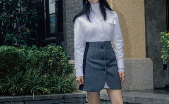 姚晨衬衫外面穿裙子,穿成清爽女学生模板,配棒球帽超减龄