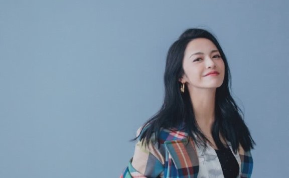 姚晨衬衫搭配高腰裤穿出抢眼大长腿,配七彩风衣高级又清爽