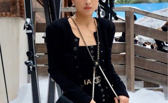 徐濠萦短外套配七分裤看秀,齐刘海单眼皮美出国际范