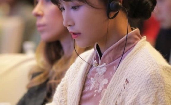 李子柒非遗节开幕式旗袍装清纯又温婉,有一种惊艳时光的美