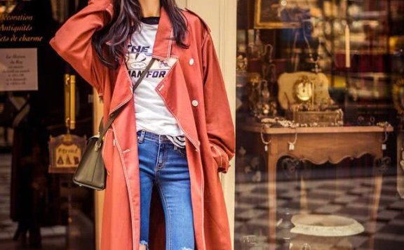 王鸥穿风衣街拍凹造型,白T恤搭配牛仔裤照着穿你也可以时髦