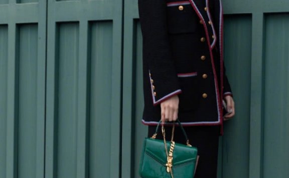 程晓玥配堆堆袜穿小白鞋美得复古大气