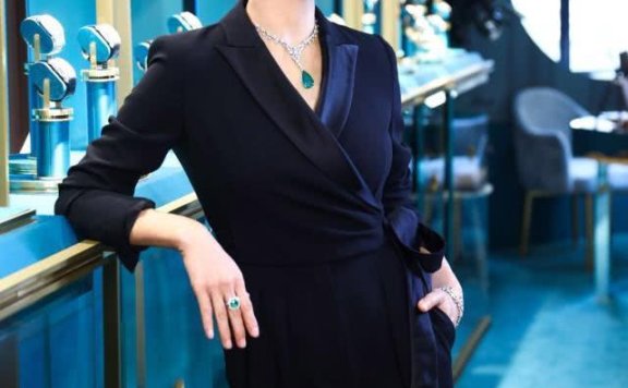 陈冲穿黑色西装连体裤知性干练，58岁还踩马蹄鞋也是真拼了