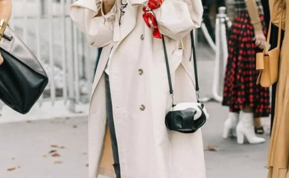 风衣配牛仔裤彰显时髦不羁个性，让人过目难忘