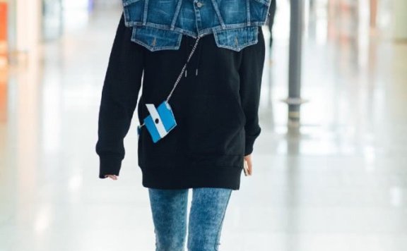 YAMY拼接牛仔披肩配黑色卫衣潮范十足,戴墨镜气场炸裂