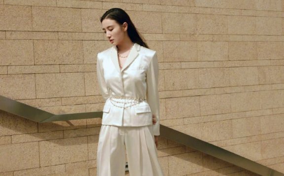 宋佳一身白色套装张扬高贵，美得霸气十足