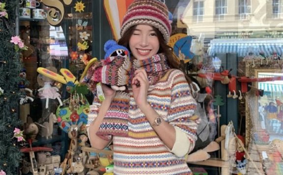 张子萱晒美照,毛衣配纱裙时髦清新卖萌秒变小女人