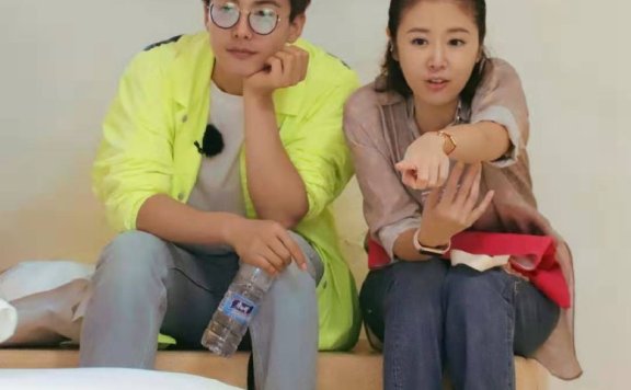 林心如《亲爱的客栈》半扎丸子头清新减龄，这么多年还是那样美