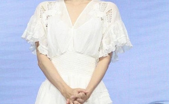王丽坤穿小白裙高调亮相,34岁颜值依然在线
