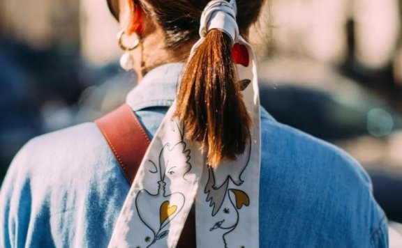 今年秋冬就要系丝巾,气质又时髦