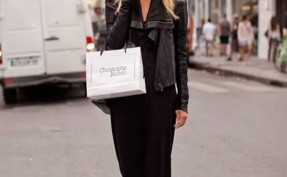 秋冬皮衣怎么穿更好看？配阔腿裤显高显瘦又显气场