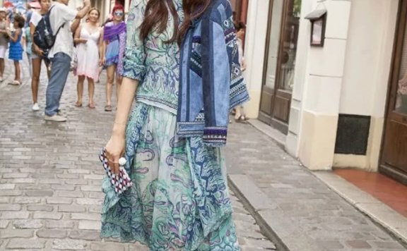 秋天简约潮范穿搭组合：连衣裙搭配牛仔外套，够潮够好看