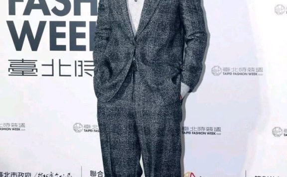 时装周范玮琪陈建州同穿黑衣秀恩爱，任家萱搭配红色纸袋裤出风头