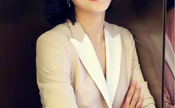杏色西装+阔腿裤的朱丹气场高级,齐肩短发气质优雅!