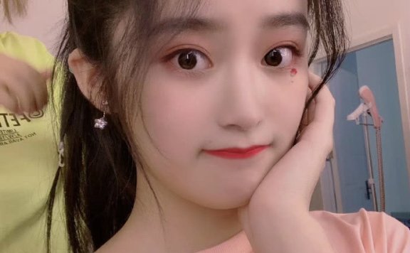 她绰号“小林青霞”,还演过少年版孙俪,现在17岁出落得不敢认