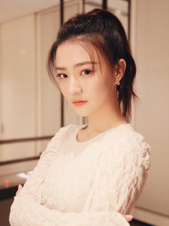 徐璐穿紧身裙配羽毛鞋，合影长腿成焦点