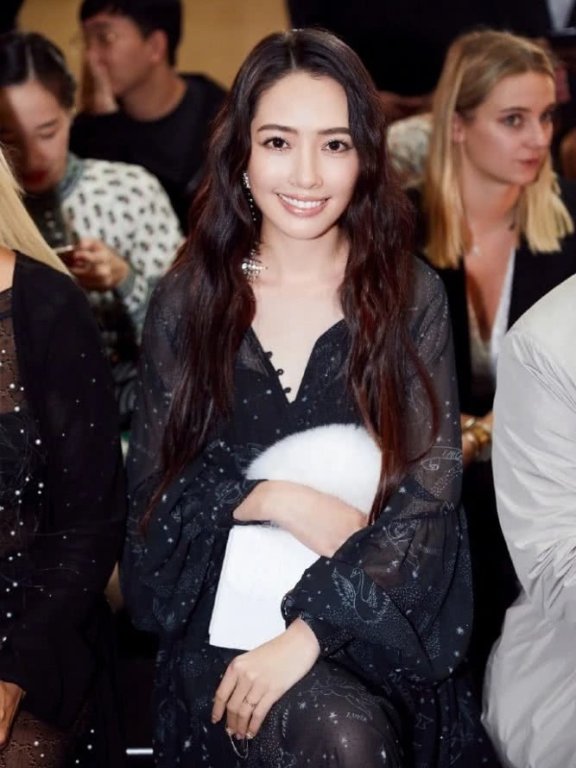 郭碧婷婚后首现身时装周,穿黑纱裙美得无死角,越来越有阔太气质