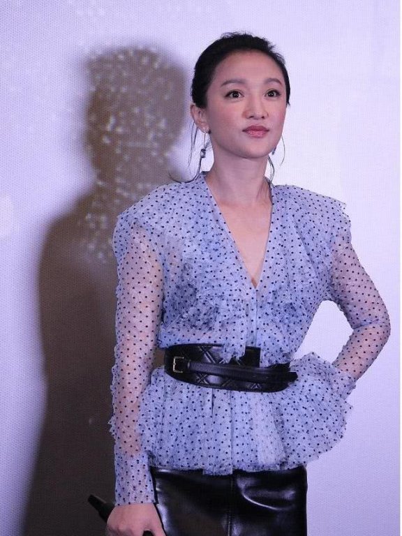 周迅穿薄纱衬衫配黑色短裙出席活动,扎丸子头美到骨子里