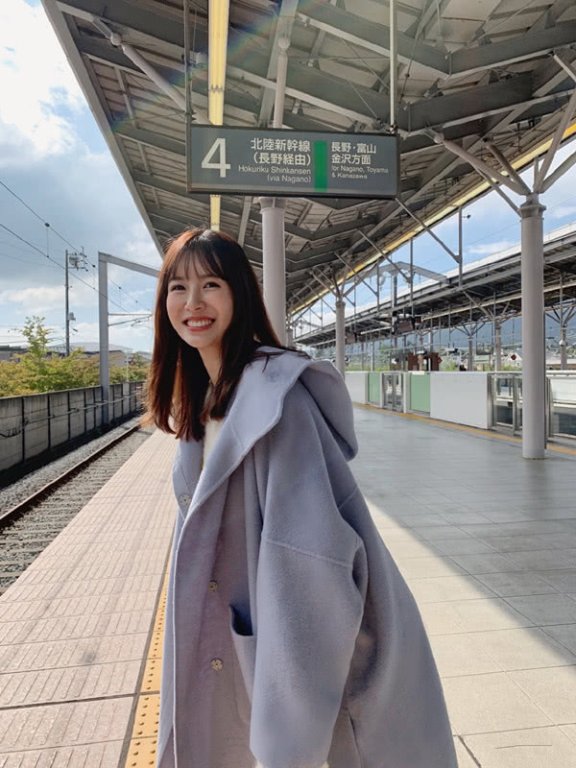 张子萱秀秋季私服,蓝色呢大衣内搭针织衫美回少女的样子