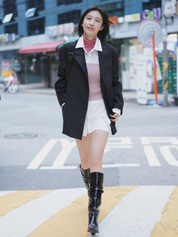 张俪高挑骨感穿红色腰封搭黑色开叉长裙，轻松勾勒锁骨与腰线