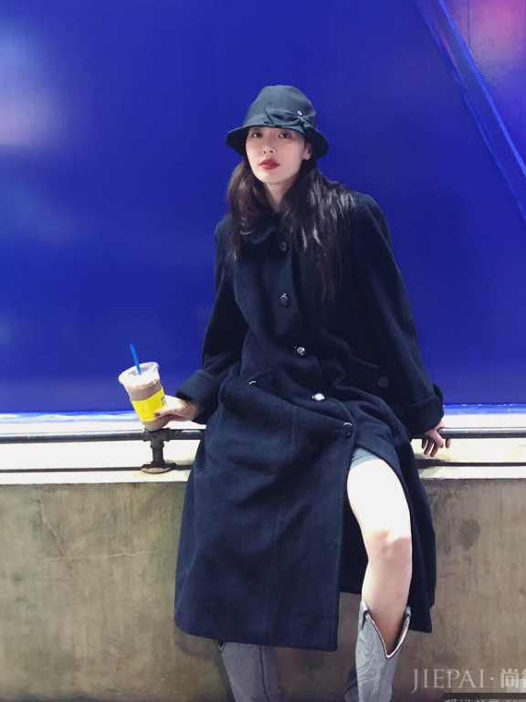 女生穿衣尽量别穿打底裤+大衣，看金泫雅的穿法好看还有气场