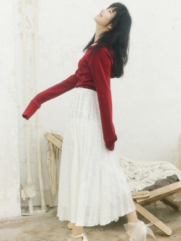 谭松韵穿卫衣配蕾丝裙,踩高跟鞋甜美动人