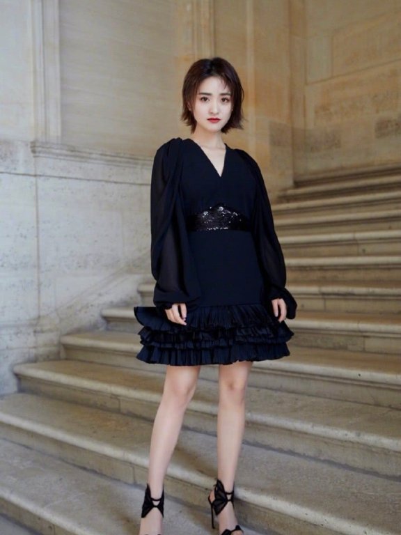 沈月瘦身后穿衣风格告别小清新，黑裙配短发女王范十足