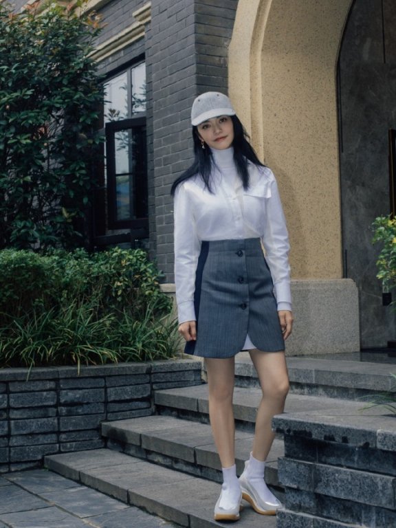 姚晨衬衫外面穿裙子,穿成清爽女学生模板,配棒球帽超减龄