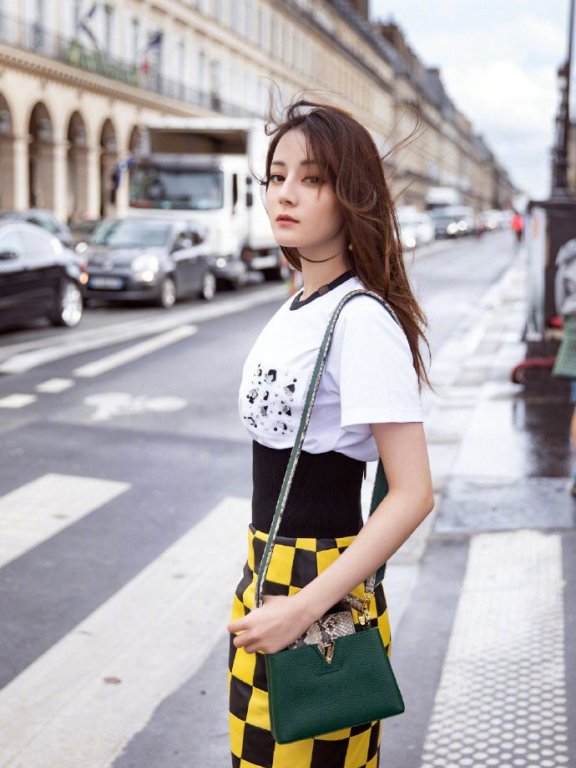 迪丽热巴街拍图片好奢侈，穿6650T恤配3万拼色半身裙，蚂蚁腰太惊艳